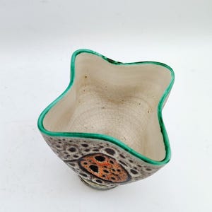 Puede incluir: Un juego de tres tazas de cer&aacute;mica con acabado mate moteado. Las tazas son de color crema, gris claro y gris oscuro. Cada taza tiene un dise&ntilde;o simple y minimalista.