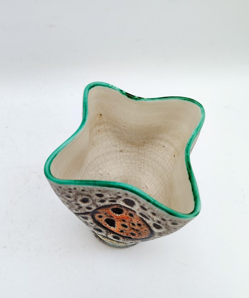 Puede incluir: Un juego de tres tazas de cer&aacute;mica con acabado mate moteado. Las tazas son de color crema, gris claro y gris oscuro. Cada taza tiene un dise&ntilde;o simple y minimalista.