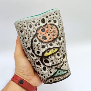 Puede incluir: Un juego de tres tazas de cer&aacute;mica con acabado mate moteado. Las tazas son de color crema, gris claro y gris oscuro. Cada taza tiene un dise&ntilde;o simple y minimalista.