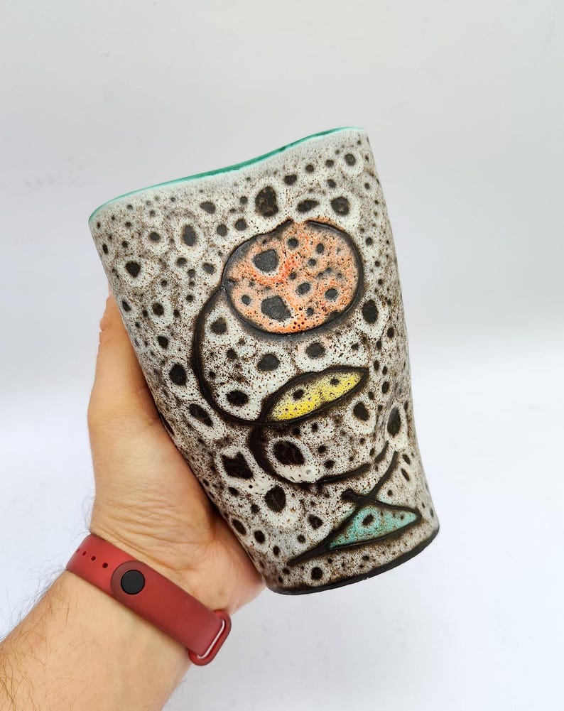 Puede incluir: Un juego de tres tazas de cer&aacute;mica con acabado mate moteado. Las tazas son de color crema, gris claro y gris oscuro. Cada taza tiene un dise&ntilde;o simple y minimalista.