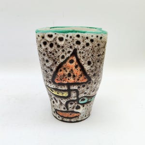 Puede incluir: Un juego de tres tazas de cer&aacute;mica con un acabado moteado y mate. Las tazas son en tonos crema, gris claro y gris oscuro. Cada taza tiene un dise&ntilde;o simple y minimalista, ideal para caf&eacute; o t&eacute;.