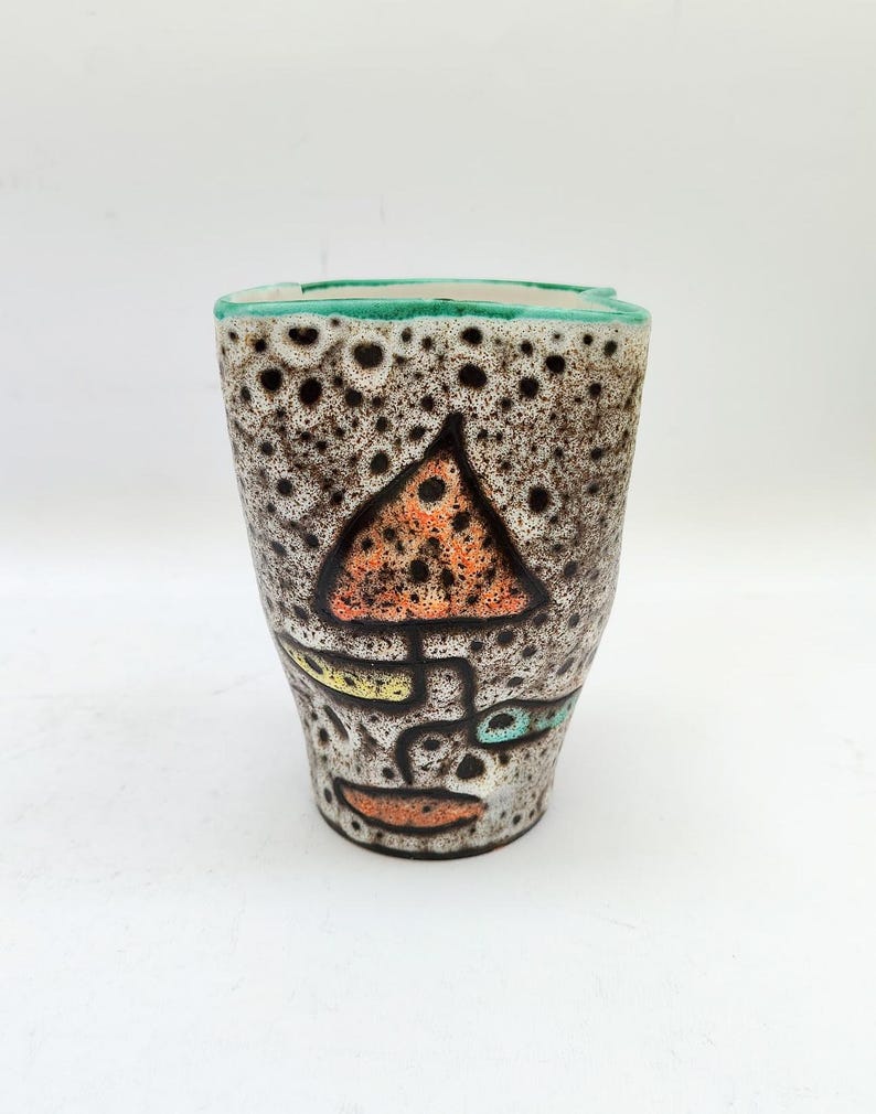 Puede incluir: Un juego de tres tazas de cer&aacute;mica con un acabado moteado y mate. Las tazas son en tonos crema, gris claro y gris oscuro. Cada taza tiene un dise&ntilde;o simple y minimalista, ideal para caf&eacute; o t&eacute;.