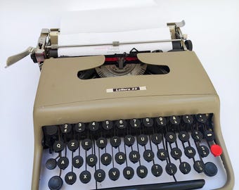 Olivetti Lettera Schreibmaschine mit 22 runden Tasten, olivgrün, Vintage-Design aus den 1950er und 1960er Jahren.