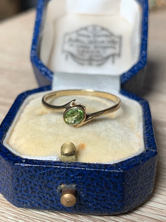 Sweet 9ct gold peridot ring
