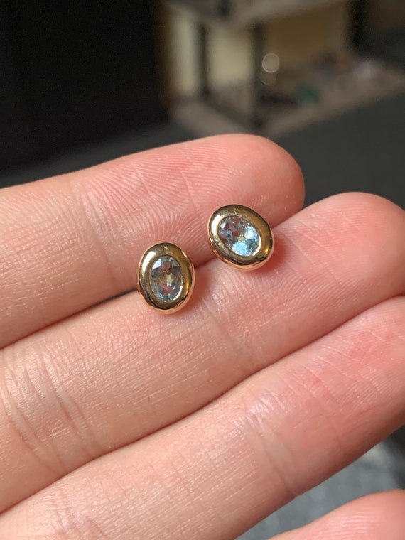 Pretty 9ct gold aquamarine earrings