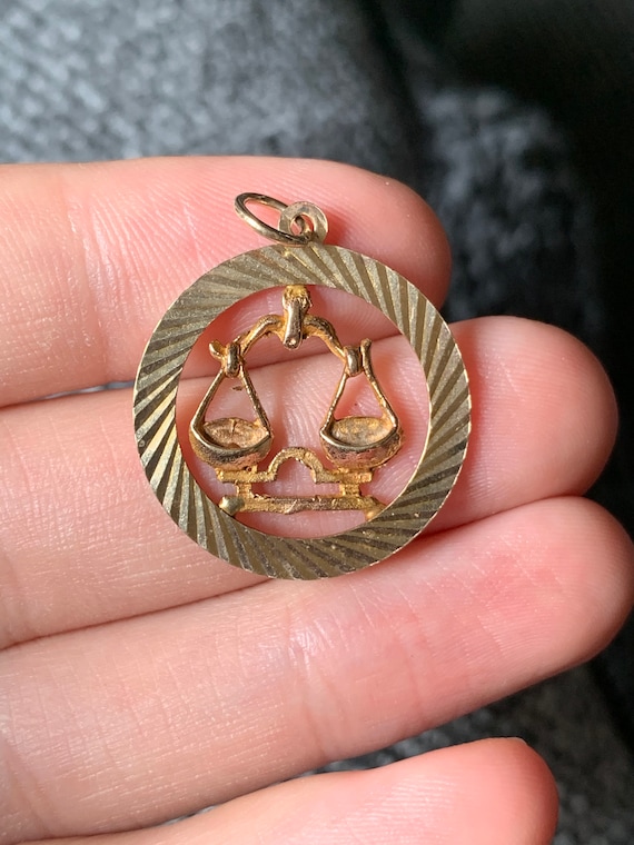 Sweet 9ct gold libra star sign pendant