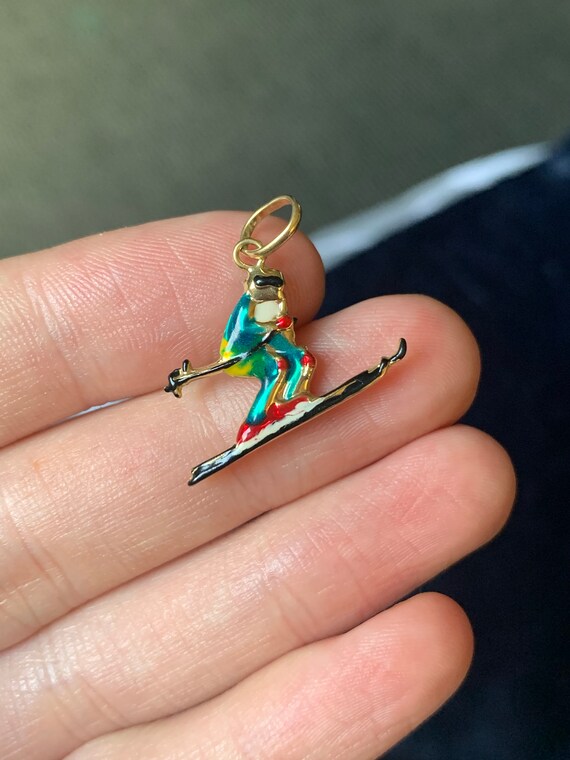 Pretty 9ct gold enamelled skiing charm