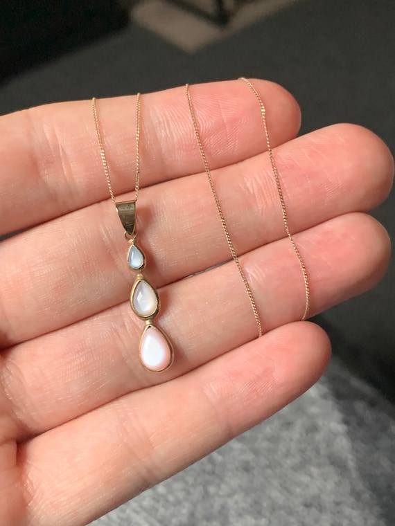 Pretty 9ct gold mother of pearl necklace