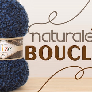Puede incluir: Hilo Aliz&eacute; Naturale Boucle en azul, gris y morado. El hilo es un boucle suave y esponjoso con un aspecto texturizado. El hilo se muestra en ovillos y est&aacute; empaquetado en una bolsa de pl&aacute;stico transparente con una etiqueta que dice "Aliz&eacute; Naturale Boucle". La etiqueta tambi&eacute;n incluye el texto "Color No. 0021, 0003, 0000" y "5 x 100 g".