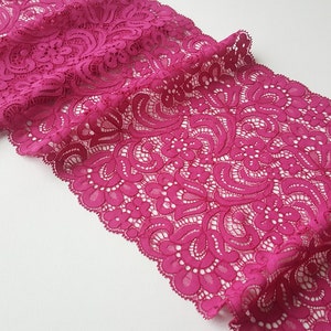 Op de afbeelding: Roze kant met een delicaat bloemenpatroon. De kant is zacht en rekbaar, perfect om een ​​toets van elegantie aan elk project toe te voegen.