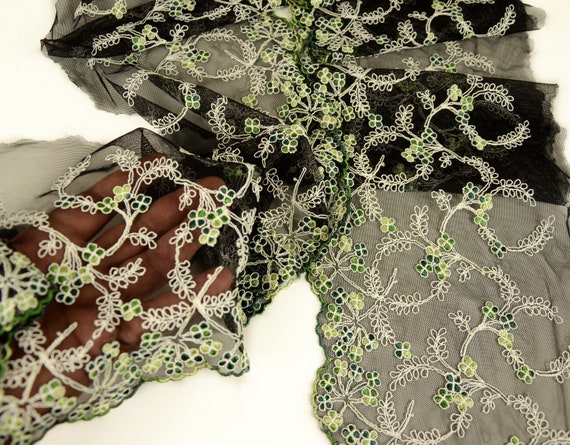 3D Embroidered Corded Edging Motifs Trim 2 1//4 /"Width M Gold Red //Green