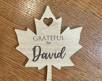 Personalisierte dankbar Ahornblatt, benutzerdefinierte Name, Friendsgiving & Erntedank Tischkarte, Herbst Dekor, Gastgeber Geschenk