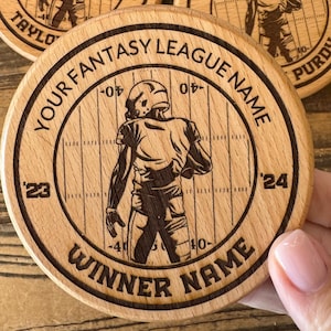 Könnte beinhalten: Ein Untersetzer aus Holz mit einer Grafik eines Footballspielers und dem Text "Your Fantasy League Name Winner Name" am Rand. Der Untersetzer ist mit einem Footballfeldraster und den Zahlen "23" und "24" verziert.