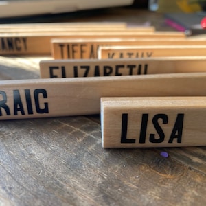 un porte-lettre Scrabble personnalisé avec un nom ou une phrase ! Super cadeau ! Noël ! Bas de Noël ! Fête des mères ! Grand-mère !