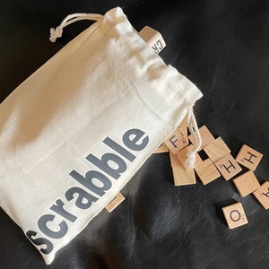 Uma bolsa com peças de Scrabble! Bolsa com cordão para guardar suas letras e suportes de Scrabble. Ótimo presente! Dia das Mães! Natal!