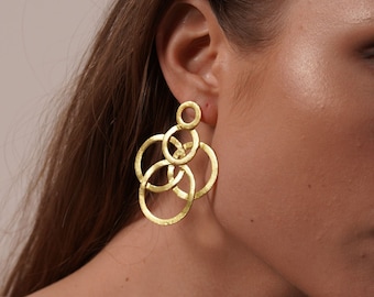 Boucles d'oreilles géométriques en or, tendance contemporaines, créoles à plusieurs maillons, grande grande surdimensionnée, unique, texturée, contemporaine, moderne, audacieuse, abstraite