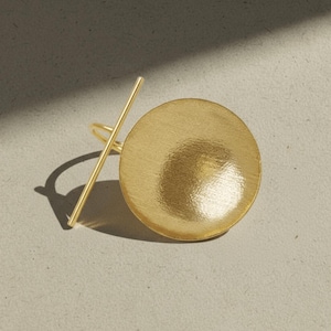 Statementring gouden schijf: dikke dubbele vinger, modern geometrisch