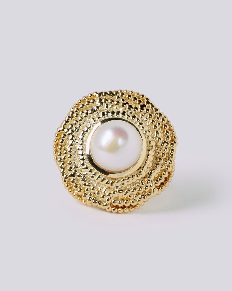 Round Gold Pearl Earrings Wedding Big Stud Earrings Natural Pearl White Circle Earrings 80s Retro earrings Vintage Bridal Earrings Chunky image 5