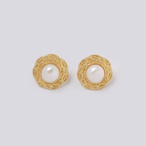 Round Gold Pearl Earrings Wedding Big Stud Earrings Natural Pearl White Circle Earrings 80s Retro earrings Vintage Bridal Earrings Chunky image 2