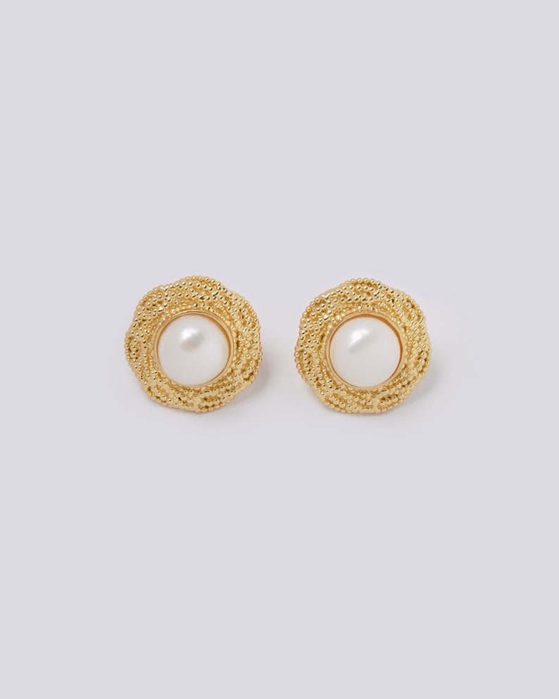 Round Gold Pearl Earrings Wedding Big Stud Earrings Natural Pearl White Circle Earrings 80s Retro earrings Vintage Bridal Earrings Chunky image 2