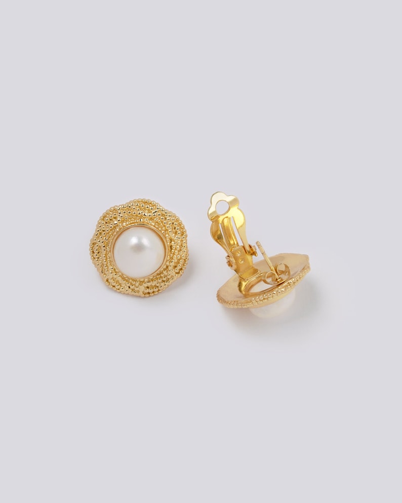 Round Gold Pearl Earrings Wedding Big Stud Earrings Natural Pearl White Circle Earrings 80s Retro earrings Vintage Bridal Earrings Chunky image 3