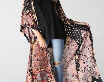 Spolverino Kimono Boho nero con look Paisley Vintage