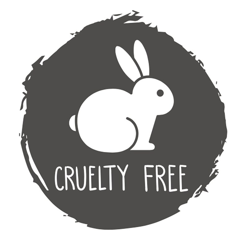 Op de afbeelding: Een zwart-witte afbeelding van een konijn in een cirkel met de tekst "Cruelty Free" eronder.