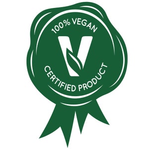 Op de afbeelding: Een groene waszegel met een witte "V" met een groen blad erin. De zegel luidt "100% VEGAN CERTIFIED PRODUCT".