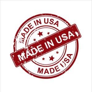 Op de afbeelding: Rode, versleten rubberen stempel met de tekst "Made in USA" in een cirkel en een banner over de cirkel met de tekst "Made in USA".