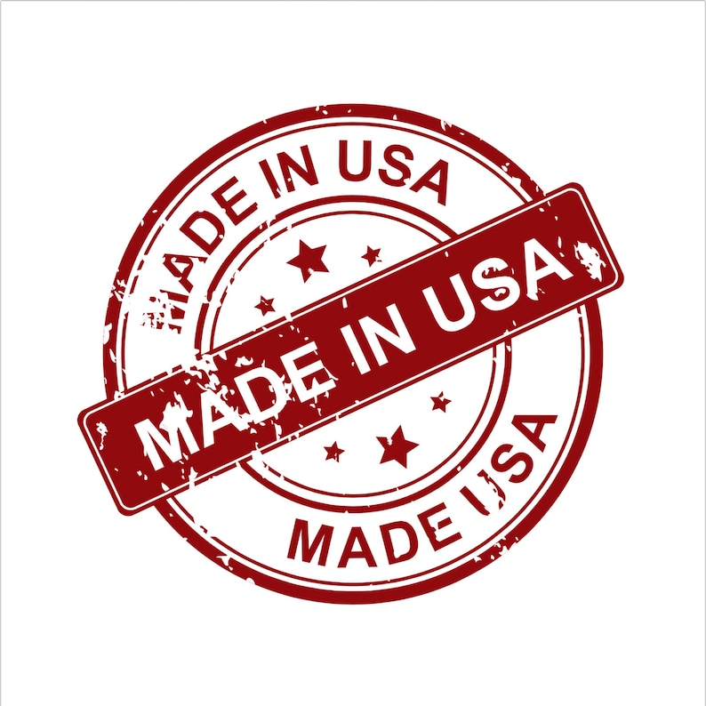 Op de afbeelding: Rode, versleten rubberen stempel met de tekst "Made in USA" in een cirkel en een banner over de cirkel met de tekst "Made in USA".