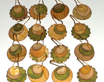 小さな黄色と緑のコーヒー色に染めたジャンクジャーナルのダングル、スクラップブッキング、エフェメラ