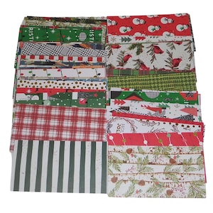 Op de afbeelding: Een stapel kleurrijk kerstpapier met verschillende feestelijke patronen, waaronder ruitjes, strepen, sneeuwvlokken en bomen.