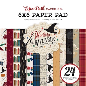 Peut inclure: Un bloc de papier de 6x6 pouces avec 24 feuilles recto verso sur le thème des sorcières et des sorciers. Le bloc de papier est fait de papier cartonné de 65 lb et comprend une variété de motifs, notamment des hiboux, des étoiles, des livres, des bougies et du tartan.