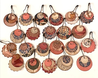 ヴィンテージ風の小さなジャンクジャーナルダングル、スクラップブッキング、エフェメラ