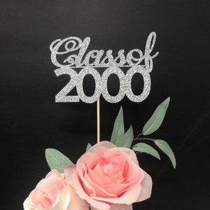 Puede incluir: Topper para pastel de purpurina plateada con el texto "Class of 2000".