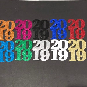 Puede incluir: Surtido de n&uacute;meros de purpurina 2019 y 2020 en varios colores, incluyendo dorado, rosa, azul, verde, negro, rojo, blanco y plateado.