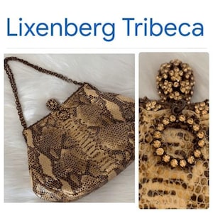 Puede incluir: Bolso Lixenberg Tribeca con estampado de piel de serpiente en tonos marrón y beige. El bolso tiene una correa de cadena y un cierre decorativo adornado con brillantes. El diseño se muestra en dos vistas. El texto "Lixenberg Tribeca" es visible.