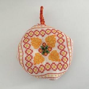 Almofada de alfinetes feita à mão em ponto cruz – acessório de costura tradicional, almofada de alfinetes bordada, presente personalizável para artesãos