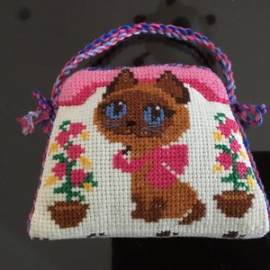 Handmade Kitty Pincushion – Cross-Stitched Design, Cute Sewing Accessory, Embroidery Gift, Custom Pincushion for Crafters, Sewing Room Décor