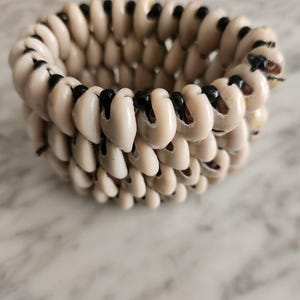 EDEM, Handgemachtes, Natürliches Kauri Muschel Armband