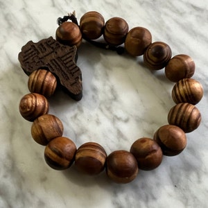 Pulsera de cuentas de madera con mapa de África hecha a mano de Makafui