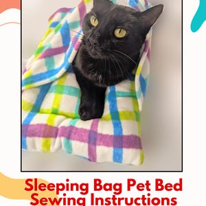 Puede incluir: Un gato negro asoma de un saco de dormir para mascotas a cuadros de colores. La bolsa presenta un patrón de cuadrados blancos, azules, morados y amarillos. El texto en la parte inferior dice "Sleeping Bag Pet Bed Sewing Instructions."