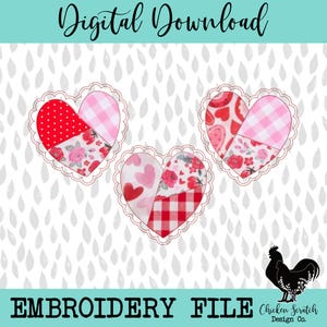 Op de afbeelding: Digitaal download borduurbestand met drie hartvormige ontwerpen. Elk hart is samengesteld uit verschillende stoffen met patronen, waaronder stippen, ruitjes en bloemenprints. De ontwerpen hebben een geschulpte rand. De tekst "Digitaal downloaden" en "Borduur bestand" worden weergegeven.