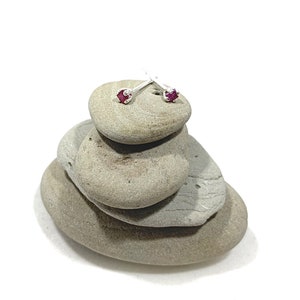 Orecchini taglio piccola principessa e borchie d'argento, orecchini rubino quadrato, rubino minimalista, orecchini rubino piccolo, sterlina e rubino regalo, rubino