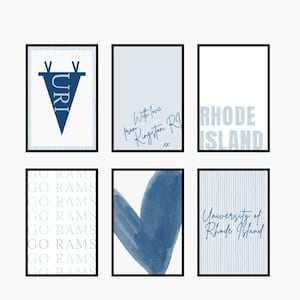 Può includere: Sei stampe incorniciate con sfondi bianchi e bordi neri. Le stampe presentano testo e grafica in tonalità blu. Il testo include "URI", "Rhode Island", "University of Rhode Island" e "With love from Kingston, RI".