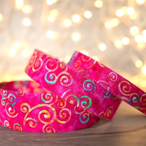 Layla's Colourful Swirls on Hot Pink (passende Fliegen und Leinen auf Anfrage erhältlich)