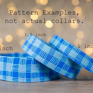 Pode incluir: Amostras de coleiras para cães com padrão azul em larguras de 2,5 cm, 3,8 cm e 5 cm. As coleiras apresentam um design xadrez com linhas azuis claras e brancas sobre um fundo azul. O texto na imagem diz "Exemplos de padrões, não coleiras reais."