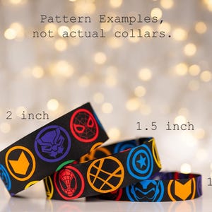 Op de afbeelding: Zwarte stoffen stroken met kleurrijke superhelden embleem patronen, in breedtes van 2,5 cm, 3,8 cm en 5,1 cm. De tekst "Pattern Examples, not actual collars" is zichtbaar op de achtergrond.