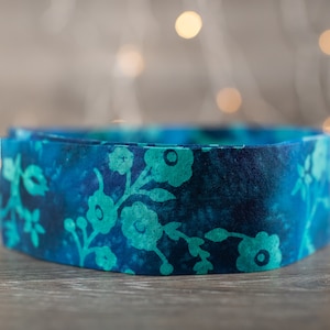 Turquoise bloemen op blauwe batik (bijpassende strikjes en riemen beschikbaar)