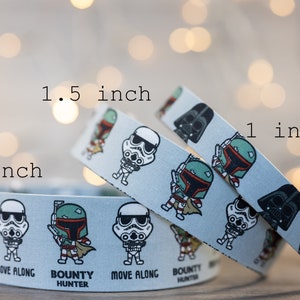 Puede incluir: Tres rollos de cinta de tela blanca con temática de Star Wars. La cinta presenta imágenes de dibujos animados de Boba Fett, Darth Vader y Stormtroopers. La cinta está disponible en 2,5 cm, 3,8 cm y 5 cm de ancho.